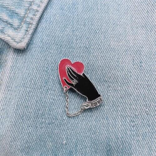 Creative Fun Hands Love Connected Together Enamel Brooch Couple Alloy Badge Accessories Woman Jewelry Gift For Friends