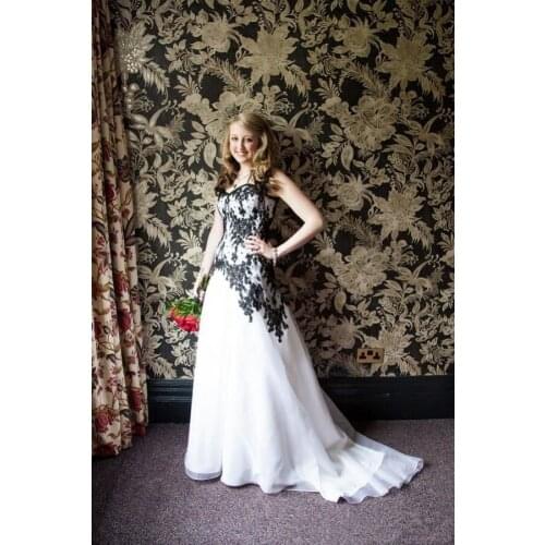 Vintage White and Black Appliques Gothic a-line Wedding Dress Bride Gown Plus Size Wedding gown Vestido De Novia