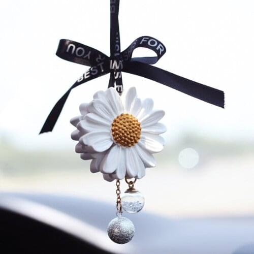 Creative Small Daisy Car Pendant Fashion Car Perfume Charm Pendant Car Interior Rearview Mirror Decoration Supplies Pendant