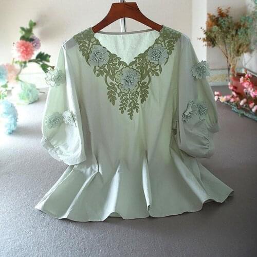 2021 summer new style loose and thin design sense embroidered three-dimensional flower art blouse women
