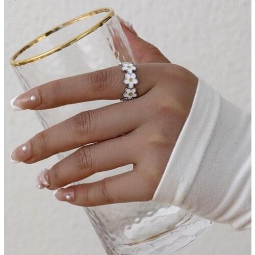 Korea Cute White Color Daisy Finger Rings for Women Lady Silver Color Contrasted Flowers Wide Chunky Ring Personality Jewelry