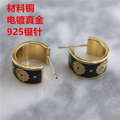 Vintage small daisy c-shaped material copper plating real gold 925 silver needle earrings high-quality French net red earrings