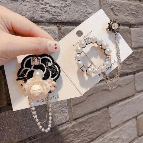 Fashion Camellia Flower Brooch Designer Pearl Chain Tassel Corsage Suit Shirt Pin Women Accessories Scarf Buckle Luxury Jewelry