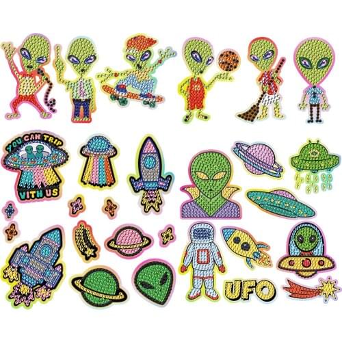 Popular childrens 5D hand-made diamond painting, DIY diamond painting, free paste cartoon alien flying saucer series, semi-fini
