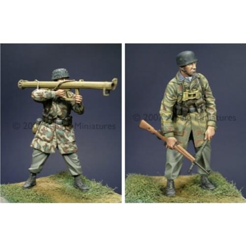 Two resin soldiers 1:35