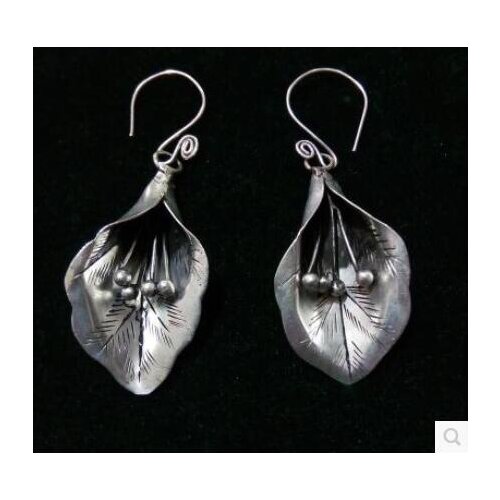 FREE shipping> >Qiandongnan Kaili original handicraft ancient ethnic Miao silver flower leaves long earrings