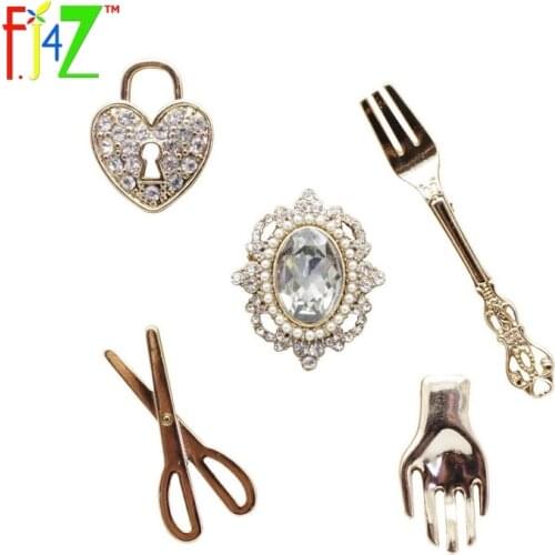 F.J4Z 2017 Brooches Jewelry Fashion Alloy Crystal Heart Hand Fork Scissors Costume Pins set for Women Accessories broches