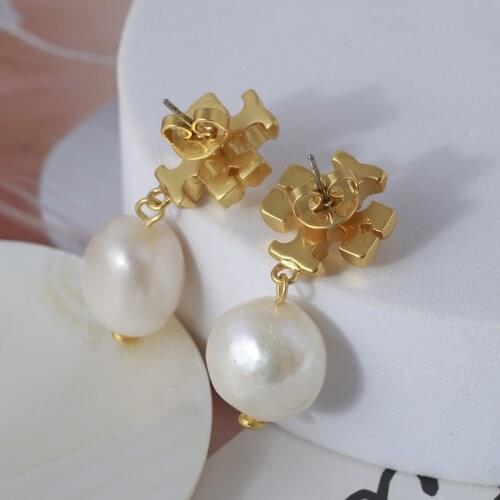 Matte gold inlaid freshwater pearl earrings