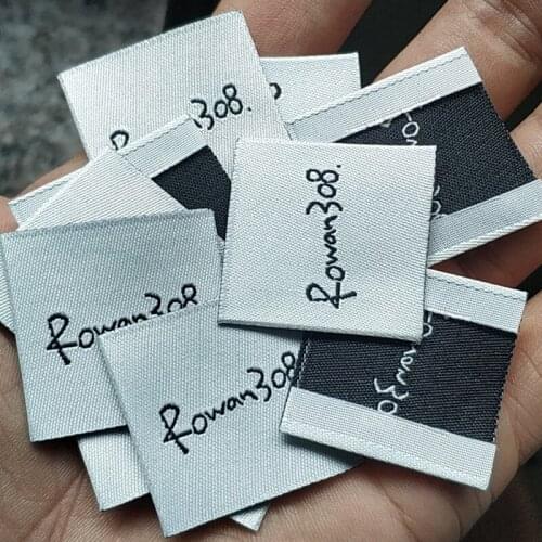 1000pcs , 3 * 3 cm Custom square ivory white cloth woven label End fold