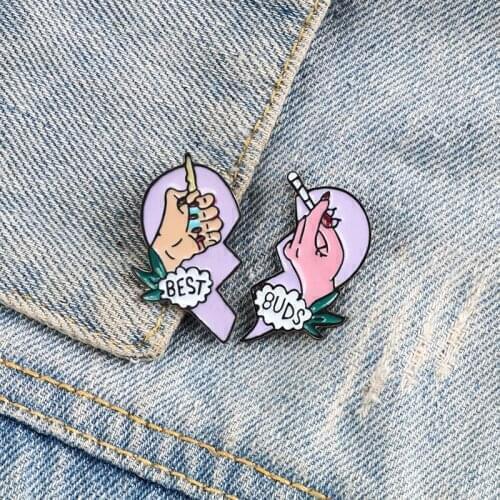 1-2Pcs/Set Punk Cool Brooch Cartoon Creative Badges Broken Heart Shape Pins Hand Smoke Cigarette Lighter Gift for Friends Couple