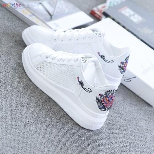 2021 Womens Summer Small White Shoes Classic Sneakers Large Mesh Upper Embroidery Flowers Net Red Recommended Womens Shoes