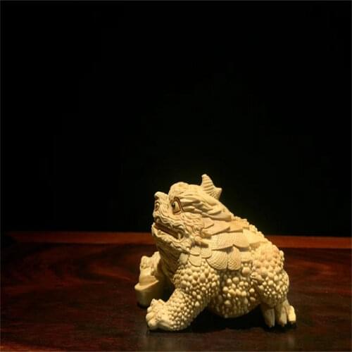Small leaf boxwood carvings, three golden toads, hand in hand to collect money, remove evil elements, and hand craftwork