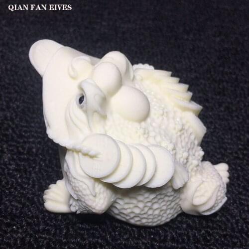 White three-legged gold toad figurines， modern art sculpture ，Home lucky mascot decoration，Car decorations,Gift figurines