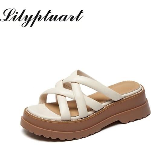 In the summer of 2021, womens new leather sponge cake slippers are casual, comfortable, wear-resistant and non-slip slippers