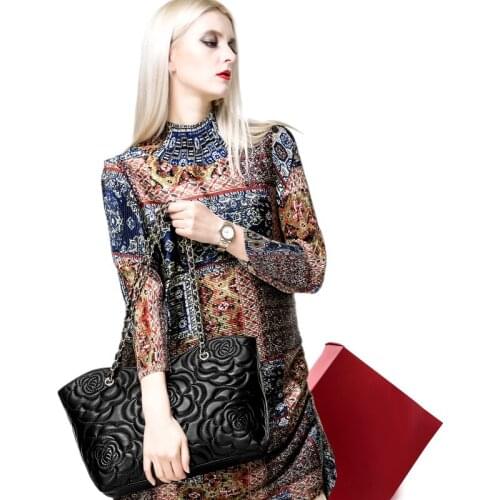 The European and American fashion camellia bag sheepskin shell bag leather ladies handbags worn one shoulder bag