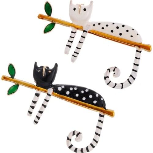 1pcs cute Lazy Cat Sitting On The Tree Enamel Brooches For Women And Men Bouquet Pin Fashion Jewelry
