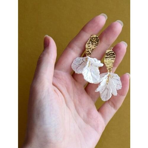New White Shell Flower Petal Drop Earrings For Women Girls Irregular Crack Earrings Statement Pendientes Korean Jewelry Gift