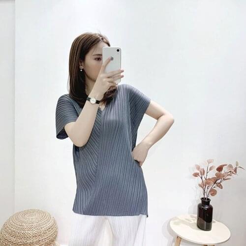 Plus Size Tops Women 2019 Summer New Stretch Miyake Pleated V-Neck Sleeveless T-Shirts Loose Solid Color Casual Tees Female
