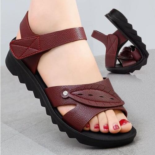41, 42, 43 plus-size summer sandals with flat heels for women and soft soles for middle-aged and elderly mothers