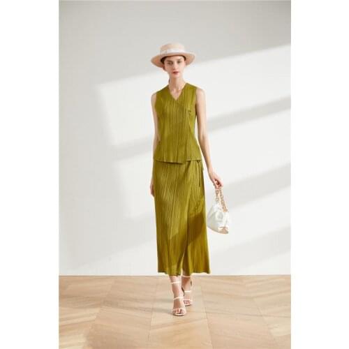 HOT SELLING Miyake fold fashion word sleeveless v-neck single buttoncoat + solid Straight pants two-piece suit IN STOCK