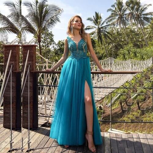 2021 Latest Charming Turquoise Sleeveless Prom Party Dresses Side Split V Neckline Lace Appliqued Wedding Guest Gowns Back Out