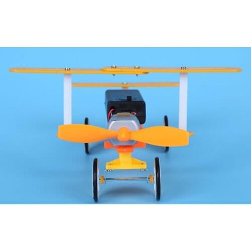 Primary school students manually DIY science and technology small-scale of taxiing electric aircraft scientific physics experime