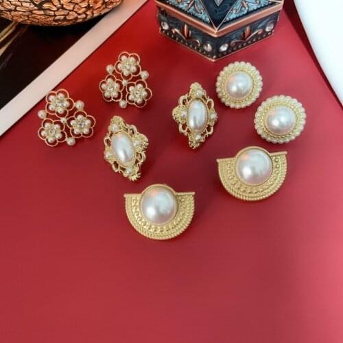 New wholesale Retro Literature And Art Western Pearl Round Flowers Cool Wind Earrings Exquisite Ladies Accessories