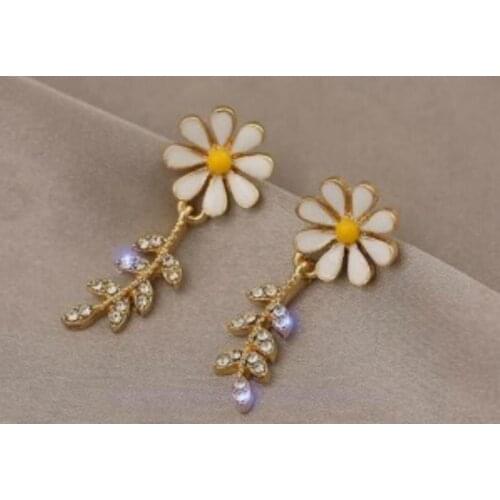Korean Earrings Fashion Jewelry Crystal Small Daisy Statement Earrings Exquisite Wild Stud Earrings For Women Brincos Wholesale