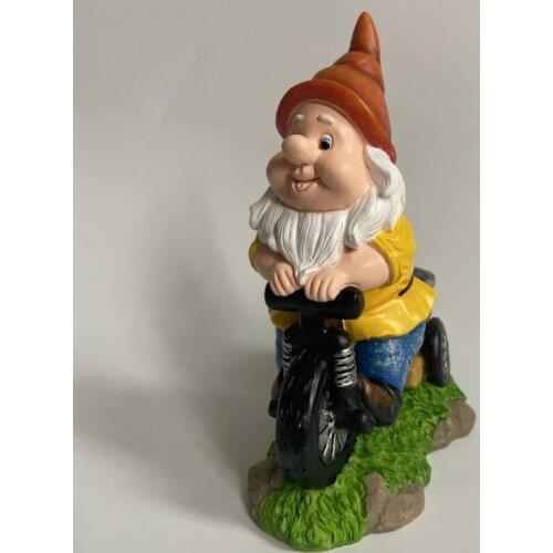 1pcs Resin Statue Riding Tricycle Dwarf Dwarf Resin Crafts Desktop Ornaments Outdoor Yard Decoration Childrens Gifts Figurine