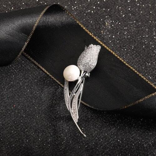 2020 New White Crystal Rose BroochRhinestone Pearl Women 2020 New Fashion Trend Girl Pin European Style Decorative Chest Buckle
