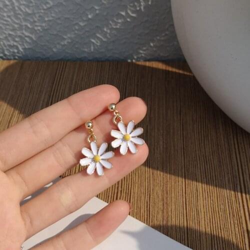 Fashion white small daisy flower dangle earrings for women sweet statement design gold color earrings jewelry accessories 2021