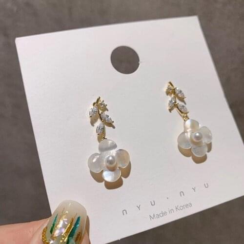 WomanFlower Earrings Party Club Accessories Ear Stud Earrings Fashion Jewelry Korean Pearl Earrings Moda Mujer 2020