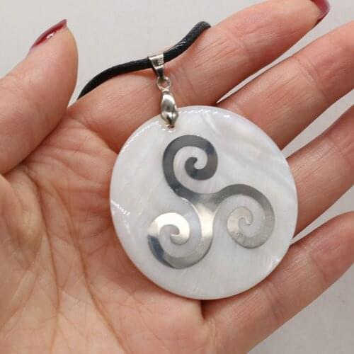 Natural Shell Pearl Necklace For Woman Circular Shape Large Size Classic Style Leather Rope 55 + 5cm Pendant 45*45mm