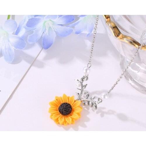 Creative Gold Leaf Sunflower Pendant Necklace Women Choker Sweet Plant With Pearl Fashion Jewelry Girl Children Gifts