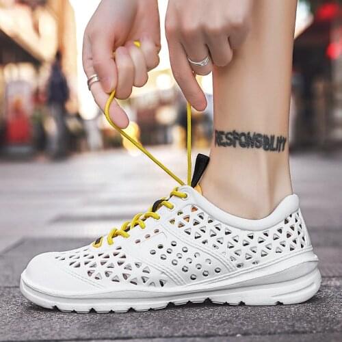 Fashion Men Sandals Crocks Summer Hole Men Shoes Crok Clogs Slip On EVA Outdoor Garden Shoes Black Beach Sneakers Slipper