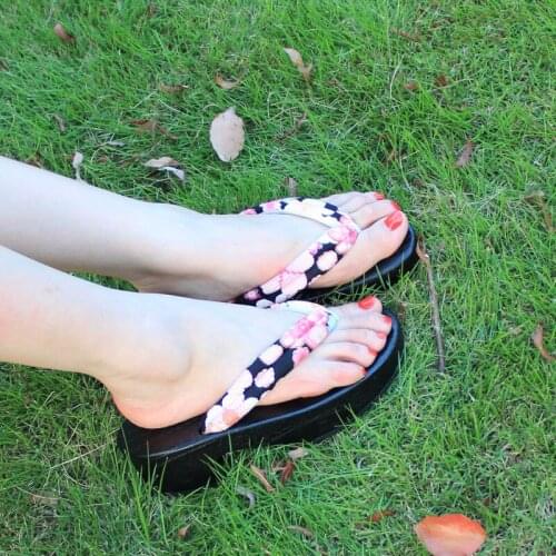Womens Med Heel Black Color Wood Sandal Crescent Moon Shape Classic Japan Geta Summer Flip Flops Beach Slippers Cosplay Shoes