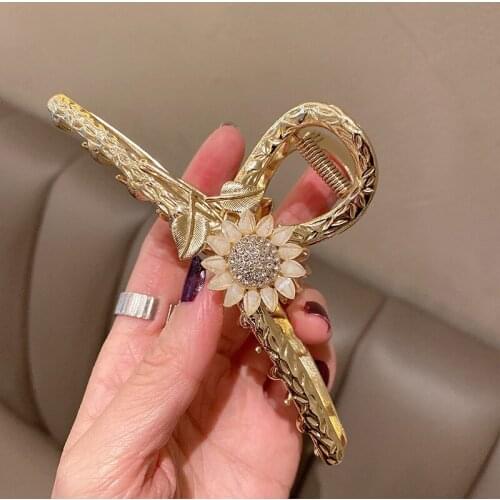 New Korean Ins Alloy Hair Claws Clips Girls Women Chic Crystal Sun Flower Hair Crab Hairpin Shark Clip Hair Accessories Oranment