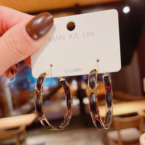 American and American metal leather splicing earrings design sense of high-end French web celebrity atmospheric ear ring