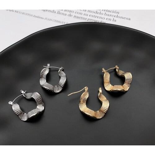 VSnow Minimalist Crooked Irregular Geometric Hoop Earrings for Women Statement Stripe Metal U Shape Earrings Luxury Jewelry Hot