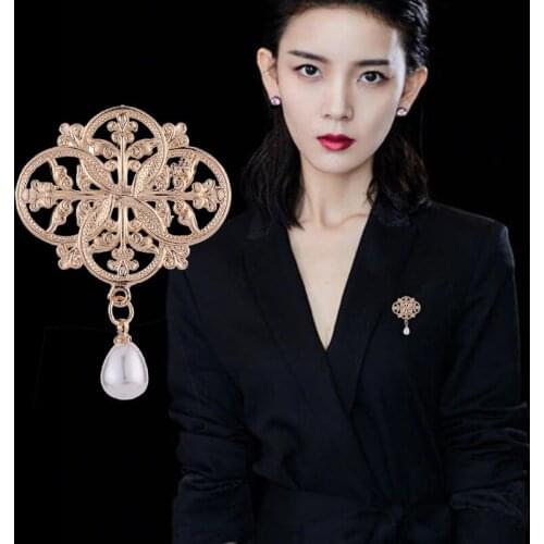 New High-end Pearl Flower Brooch Suit Dress Collar Pins Scarf Buckle Corsage Korean Fashion Jewelry Gifts for Women Accessories