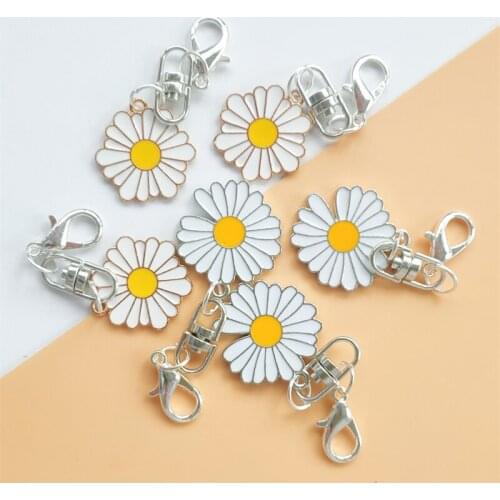 KPOP Bigbang G-Dragon Daisy Flower Pendant Metal Keychain GD Keyring Creative Bag Accessories Fans Decoration Gifts M37