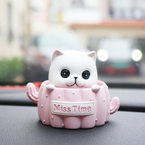 Car Auspicious Anime Cat Resin Creative Ornaments Auto Shake Head Accessories Home Cake Decorations New Year Toys Friends Gifts