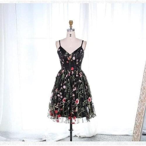 Black V Neck Homecoming Dresses 2021 A Line Spaghetti Strap Sleeveless Short Lace Satin Prom Party Gown with Flower Appliques