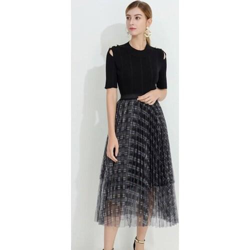 2021 High-quality latest designer runway womens short-sleeved knitted shirt +Pleated mesh skirt set