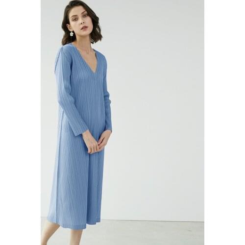 Long sleeve dress 2020 winter new female Miyake pleated elegant V-neck dress high waist long dress