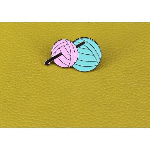 Knitting needles and yarn Brooch knitter love brooch Show off your affinity