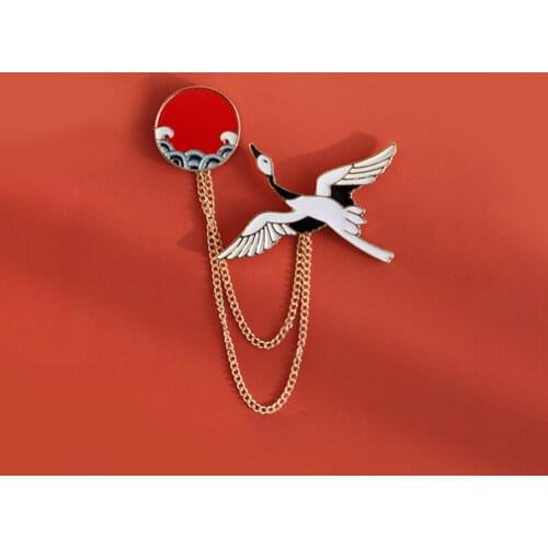 Metal Chain Brooches White Flying Crane Cartoon Animal Enamel Pins Women Denim Shirt Collar Bag Fahsion Lapel Pin Badge Jewelry