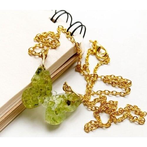 Natural Olivine Stone Resin Pendant Orgone Energy Necklace Insect Butterfly Peridot Crystal Chips Resin Orgonite Necklace 1pc