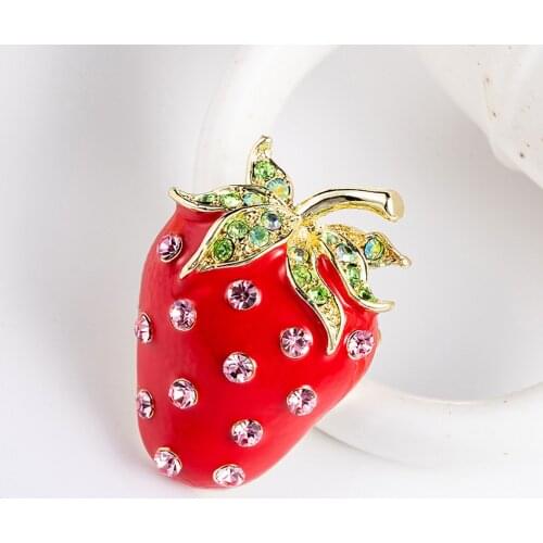 Trendy Enamel Fruit Shape Red strawberry Brooch for Women Green Leaf Brooches Suit Lapel Pin Clothing Scarf Badges