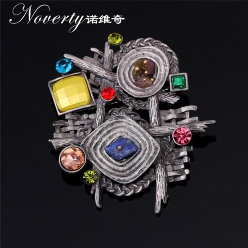 2019 Fashion Retro Zinc Alloy and Crystal Geometric Brooch Chain Scarves Buckle Accessories for Party Gifts